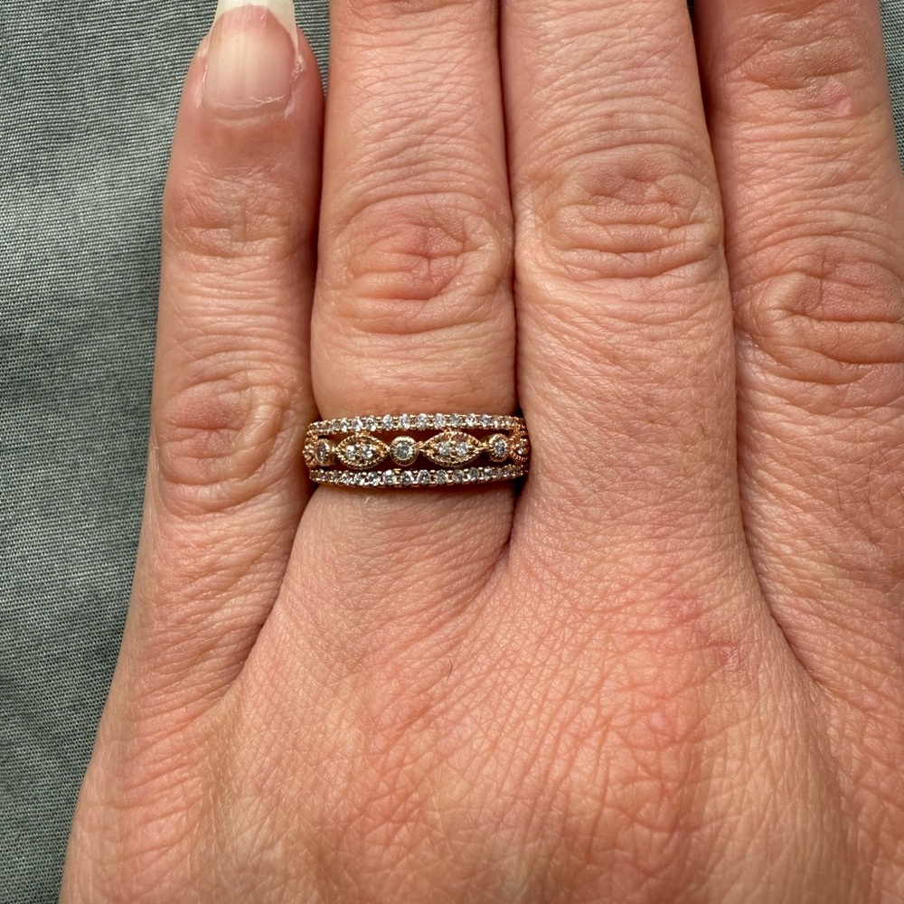 1/4 CT. T.W. Diamond Alternating
Vintage-Style Band in 10K Rose Gold